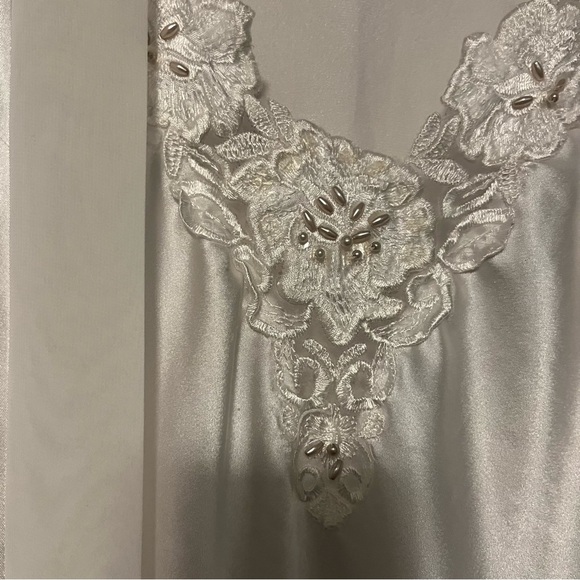 Linea Donatella White Nightgown and Robe Set. Side S/M - Picture 2 of 6
